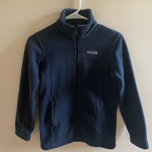 Selling a Navy blue sweater that’s from Columbia